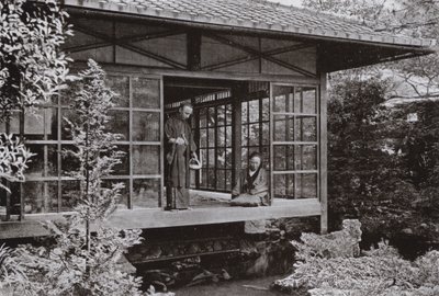 鯉に餌をやる並河さん（モノクロ写真 作： Herbert Ponting
