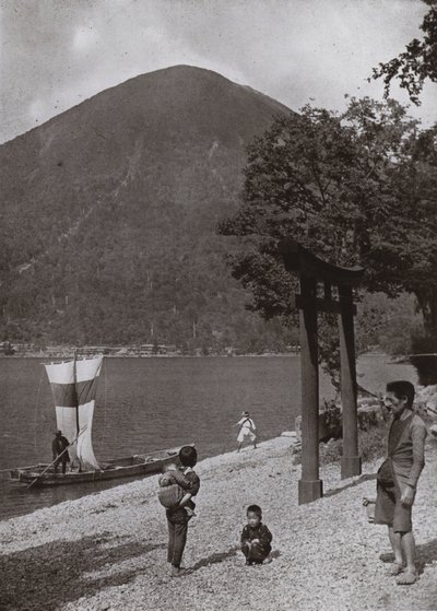 男体山と中禅寺湖（モノクロ写真 作： Herbert Ponting