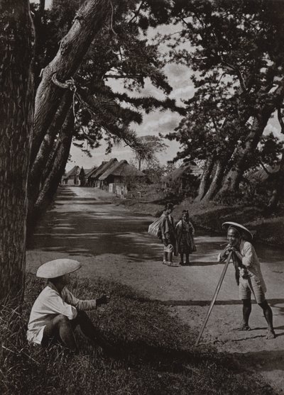 旧東海道にて（モノクロ写真 作： Herbert Ponting