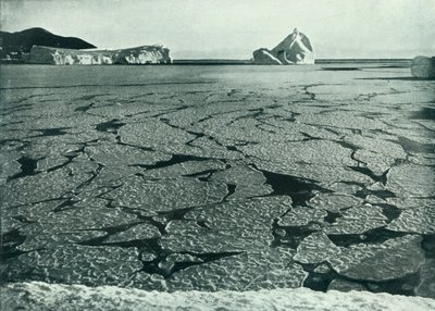 エヴァンス岬沖の流氷にパンケーキの氷が形成、c19101913、1913。 作： Herbert Ponting