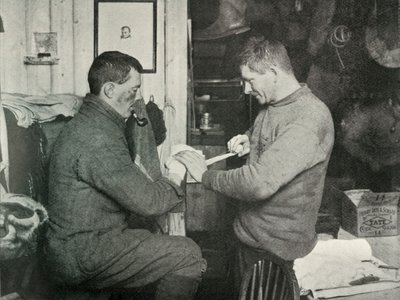 1913年7月5日、アトキンソンズハンド博士を拘束する上官エヴァンス、1913年 作： Herbert Ponting