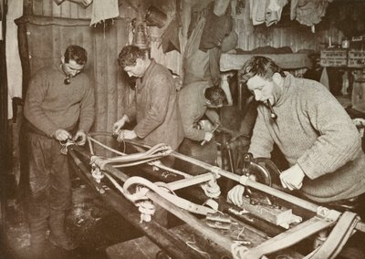 Polar Journey Crean、Forde、Lashly、PO Evans、c1911、1913のそりの準備。 作： Herbert Ponting