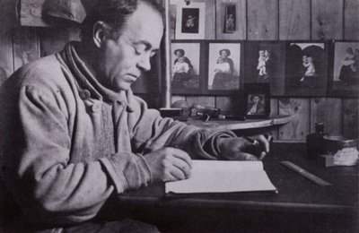 "スコットは小さなテーブルで書き、計画し、計算した"(モノクロ写真) 作： Herbert Ponting