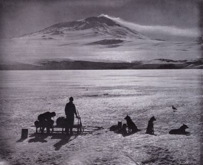 エレバス山を背景にしたソリと犬（モノクロ写真 作： Herbert Ponting