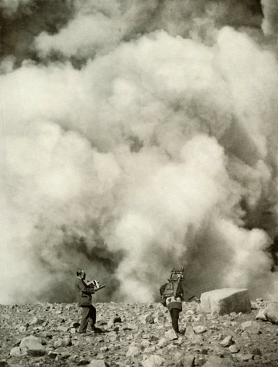 爆発後のAsamas Craterからの煙と蒸気の上昇、1910年。 作： Herbert Ponting