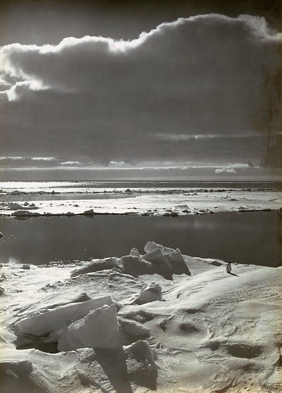 パックに沈む夕日 作： Herbert Ponting