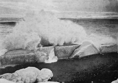 ケープエバンスでの孤立した氷に対するサーフィンブレイク、c19101913、1913 作： Herbert Ponting