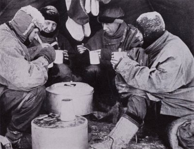 "That evening they had Christmas supper" (b/w photo) 作： Herbert Ponting