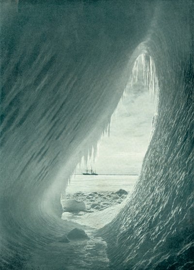内からのアーチバーグ、c19101913、1913 作： Herbert Ponting