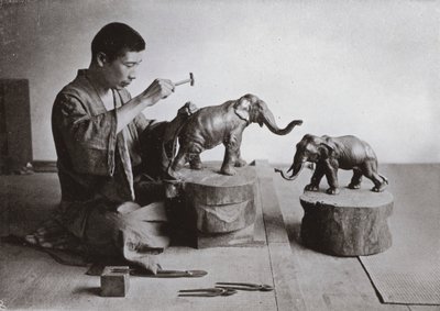 ブロンズ彫刻家（モノクロ写真 作： Herbert Ponting