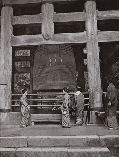 知王院の大鐘（モノクロ写真 作： Herbert Ponting