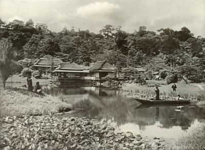 1910年、彦根の帝京旅館と庭園。 作： Herbert Ponting