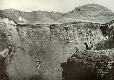 富士山の聖なるクレーター、1910年。 作： Herbert Ponting