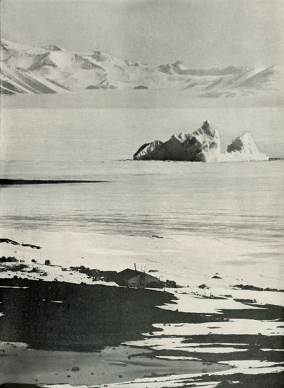 ランプの頂上からの小屋と西部山脈、c19101913、1913。 作： Herbert Ponting