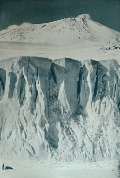 エレバス山の城壁、1911年、1913年 作： Herbert Ponting
