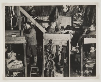 テラノヴァ遠征（1910-13年）から南極点までの長屋（臭化物プリント） 作： Herbert Ponting