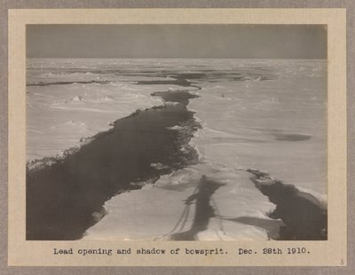 流氷の中で持ちこたえるテラ・ノヴァ号（1884年 作： Herbert Ponting