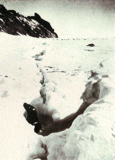 レイザーバック島のタイドクラック、1911年、1913年 作： Herbert Ponting