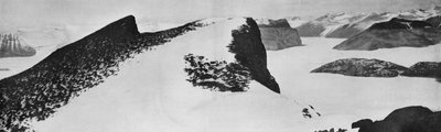山の頂上、南向き、1911年、1913年。 作： Herbert Ponting