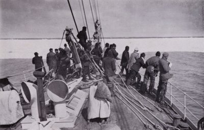 パックアイスへのアプローチ（モノクロ写真 作： Herbert Ponting