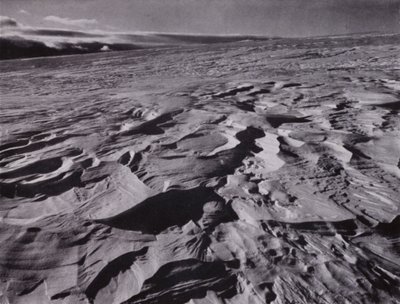 「風で舞い上がった凍った雪の大波」(モノクロ写真) 作： Herbert Ponting