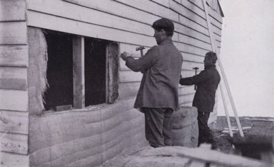 "小屋が建った"（モノクロ写真 作： Herbert Ponting