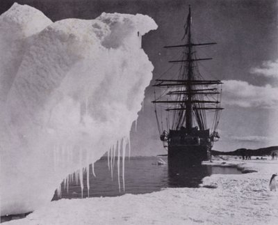 「エバンス岬付近のアイスフットへの着地」（モノクロ写真 作： Herbert Ponting
