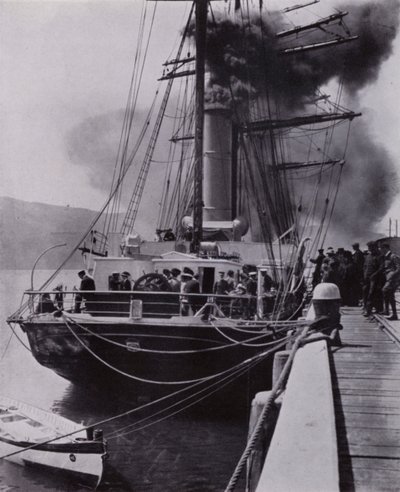 「小さな船が旅の最後にポート・チャルマーズを出発した」（モノクロ写真 作： Herbert Ponting