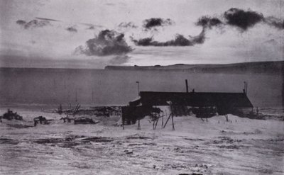 冬の宿舎に入った一行（モノクロ写真 作： Herbert Ponting