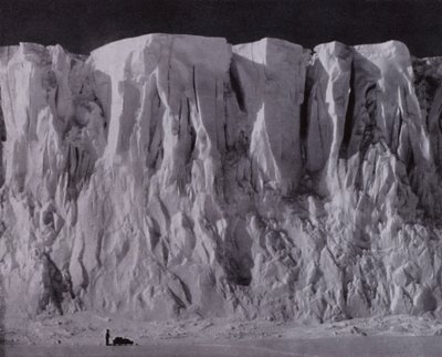 エレバス山の城壁（モノクロ写真 作： Herbert Ponting
