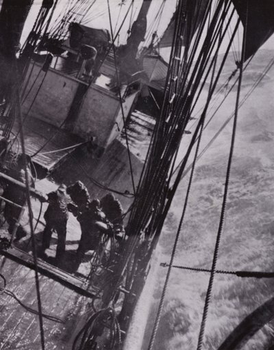 "The ship heave and strained and pitched like a cork" (bw/photo) 作： Herbert Ponting