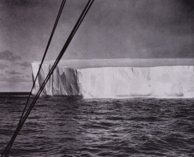 "They sighted their first iceberg" (bw/photo) 作： Herbert Ponting