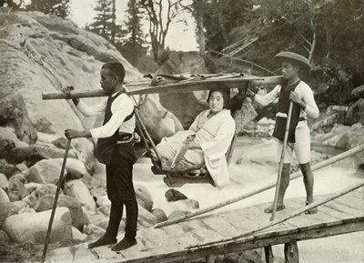 やまかごで箱根山を旅する、1910年。 作： Herbert Ponting