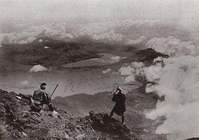 雲の上2マイル、富士山頂からの三日月湖（モノクロ写真 作： Herbert Ponting