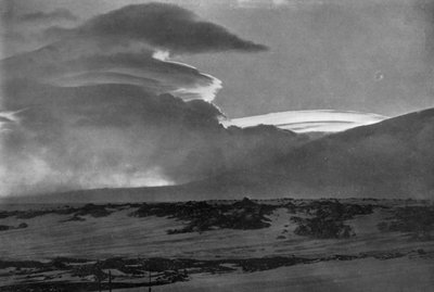 エレバス山上のホエールバック雲、c19101913、1913。 作： Herbert Ponting