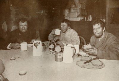 1911年8月1日、1913年8月1日、クロジエ岬から戻ったウィルソン、バウアーズ、およびチェリーガラード 作： Herbert Ponting