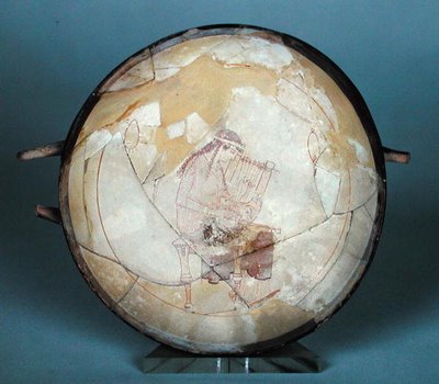 エレトリア出身の、竪琴を演奏するミューズを描いた屋根裏の白地カップ 作： Hesiod Painter Hesiod Painter