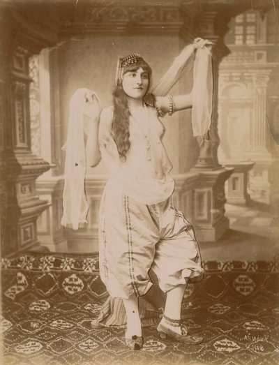 エキゾチックな衣装の女性 作： Hippolyte Arnoux