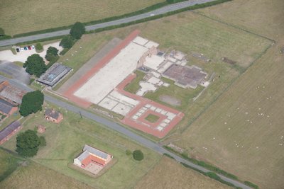 ロクセターのローマ都市浴場、シュロップシャー、2015 年。 作： Historic England