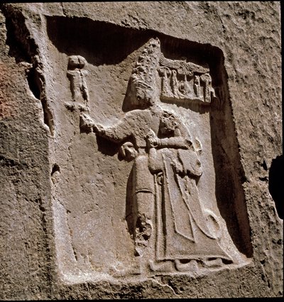 ディビナイトに守られるトゥダリヤ王（低浮彫り、紀元前1250～1220年頃 作： Hittite
