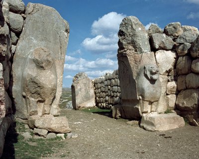 ハットゥーサの城壁に設置されたライオンズゲート 作： Hittite