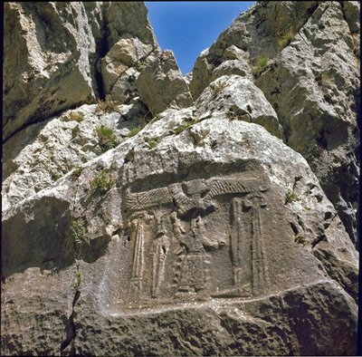 アイルーの下にキャラクターが描かれた低浮彫り。紀元前1250～1220年頃。 作： Hittite