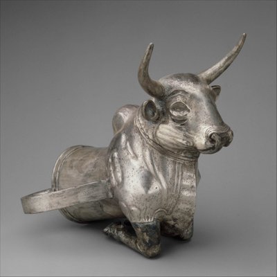 雄牛の前部で終わっている容器、紀元前1300年頃（銀製 作： Hittite