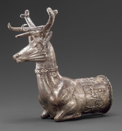 牡鹿の前部で終わっている容器、紀元前1300年頃（銀、金象嵌 作： Hittite