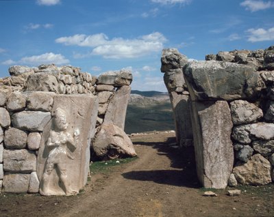 王の門、左の下段に戦争の神を表すレリーフがある 作： Hittite Hittite