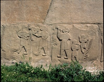 スフィンクスの門のレリーフの台座の様子 作： Hittite Hittite