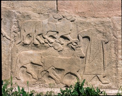 スフィンクスの門のレリーフの台座の様子 作： Hittite Hittite