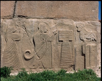 スフィンクスの門のレリーフの台座の様子 作： Hittite Hittite