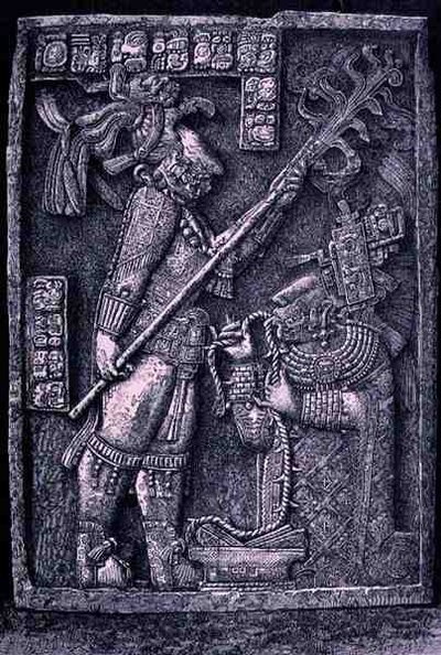 西暦726年、テンプル23、ヤシュチランの彫刻が施された石のまぐさ。支配者のシールドジャガーと妻のレディソックが、クロードジョスによって新世界の古代都市から流血の儀式を行っているところを示しています。 作： Honore after Chapuis