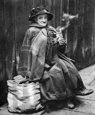 1926-1927年、ロンドンのフリートストリート裏の老婦人 作： Hoppe